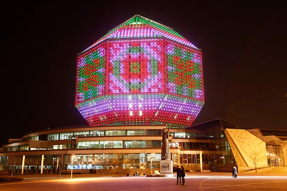 biblioteca minsk noche1 150x150