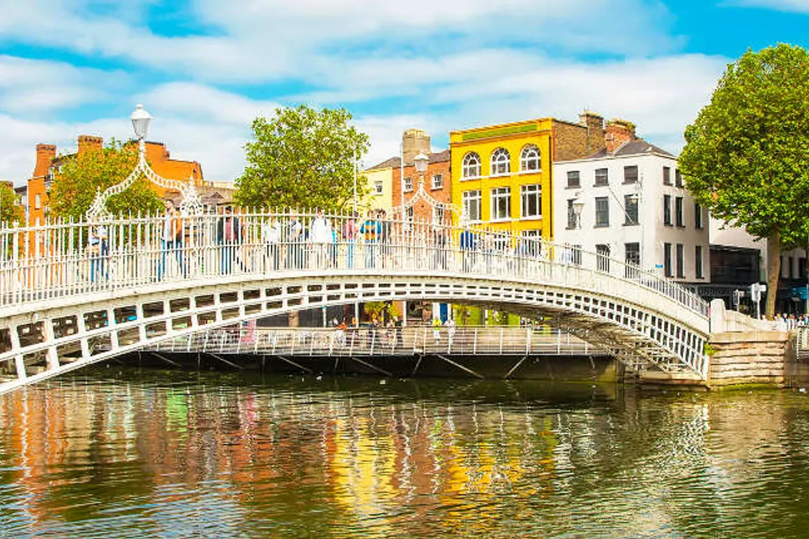 Hapenny Bridge et riviere Liffey dans la vieille ville de Dublin Irlande iStock Header