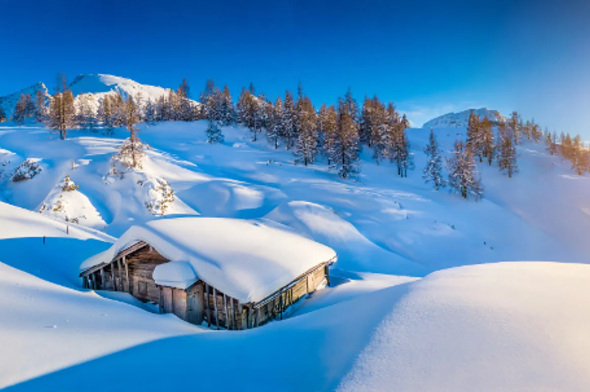 Vue panoramique sur une cabine de montagne enneigée dans les Alpes 120x100