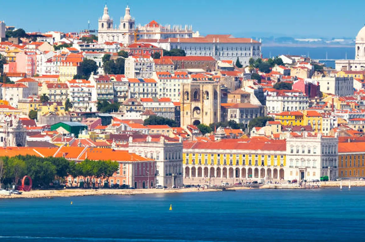 Vue sur Lisbonne depuis la mer Shutterstock